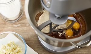 Kenwood Chef XL Elite -yleiskone sekoittamassa sekoituskulhossa olevia aineksia