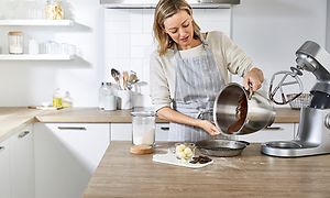 Nainen leipoo Kenwood Chef XL Elite -yleiskoneella