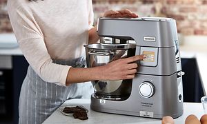 Nainen painaa Kenwood Chef XL Patissier -yleiskoneen SimpleTouch-näyttöä