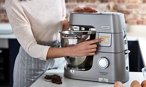 Nainen painaa Kenwood Chef XL Patissier -yleiskoneen SimpleTouch-näyttöä 