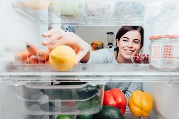 MDA-Fridges-Nainen ottaa sitruunaa jääkaapista