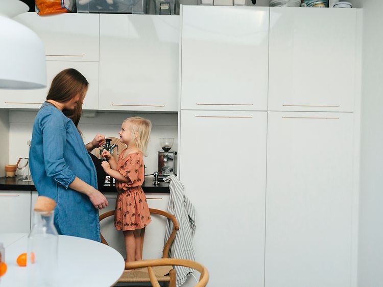 MDA-Fridges-Raskaana oleva nainen ja pikkutyttö seisovat keittiössä