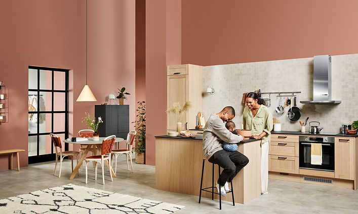 Perhe viettää aikaa yhdessä beigenvärisessä Epoq Shaker -keittiössä