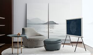 Samsung-TV - The Serif -televisio olohuoneessa ja maisemakuva järvestä taustalla