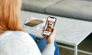 Nainen katselee älypuhelintaan