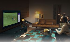 Samsung-TV-AU9075-Kaveriporukka istuvat yhdessä sohvalla ja katsovat jalkapalloa