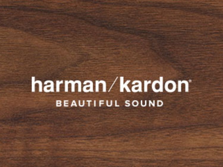 citation - Valkoinen Harman kardon -logo ja puukuvio taustalla