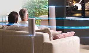 citation - pariskunta katsoo yhdessä televisiota surround-äänijärjestelmällä