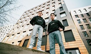 Fortnite-pelaajat Endretta ja Nyhrox seisovat ulkona korkean talon edessä