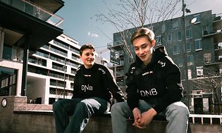 Fortnite-pelaajat Nyhrox ja Endretta istuvat ulkona penkillä