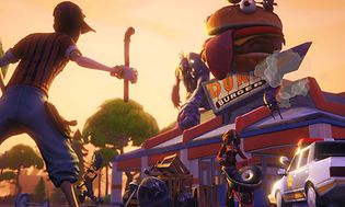Kuvakaappaus Fortnite-pelistä, jossa hahmo kulkee kohti hampurilaisravintolaa