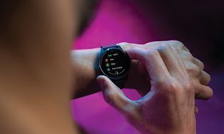 Garmin Venu miehen ranteessa