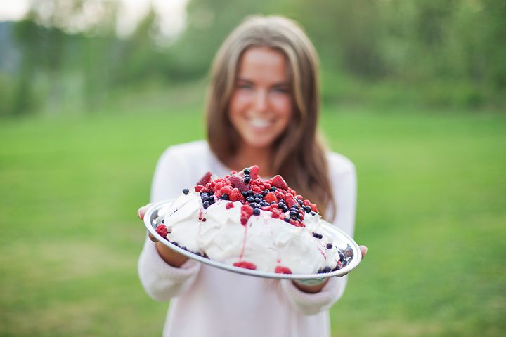 Tyttö pitelee kakkua käsissään