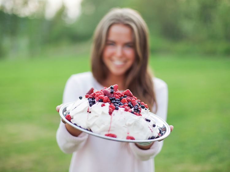 Tyttö pitelee kakkua käsissään