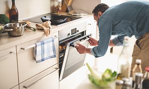 MDA-Ovens-Mies avaa integroidun uunin luukun