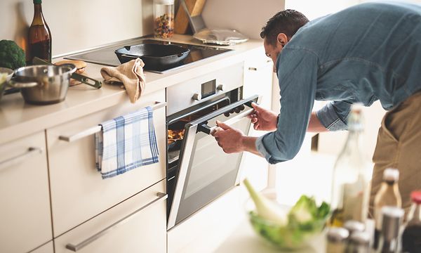 MDA-Ovens-Mies avaa integroidun uunin luukun