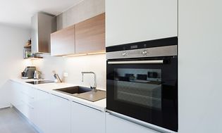 Mikroaaltouunilla varustettu uuni keittiössä