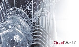 LG-astianpesukoneet - Vesisuihkun ympäröimiä lasiastioita astianpesukoneen sisällä sekä QuadWash-teksti