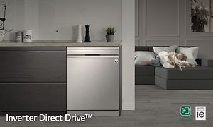 Integroitu LG-astianpesukone keittiössä ja sohvalla nukkuva lapsi taka-alalla sekä Interverter Direct Drive -teksti