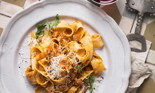 Kotitekoinen pasta bolognese lautasella