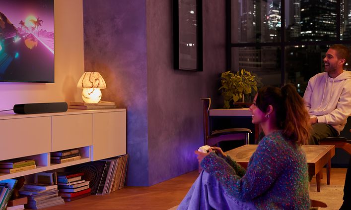 Sonos-Nainen pelaa PS5:lla ystäviensä kanssa