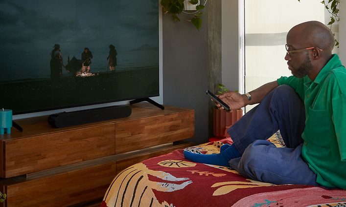 Sonos-Mies katselee televisiota