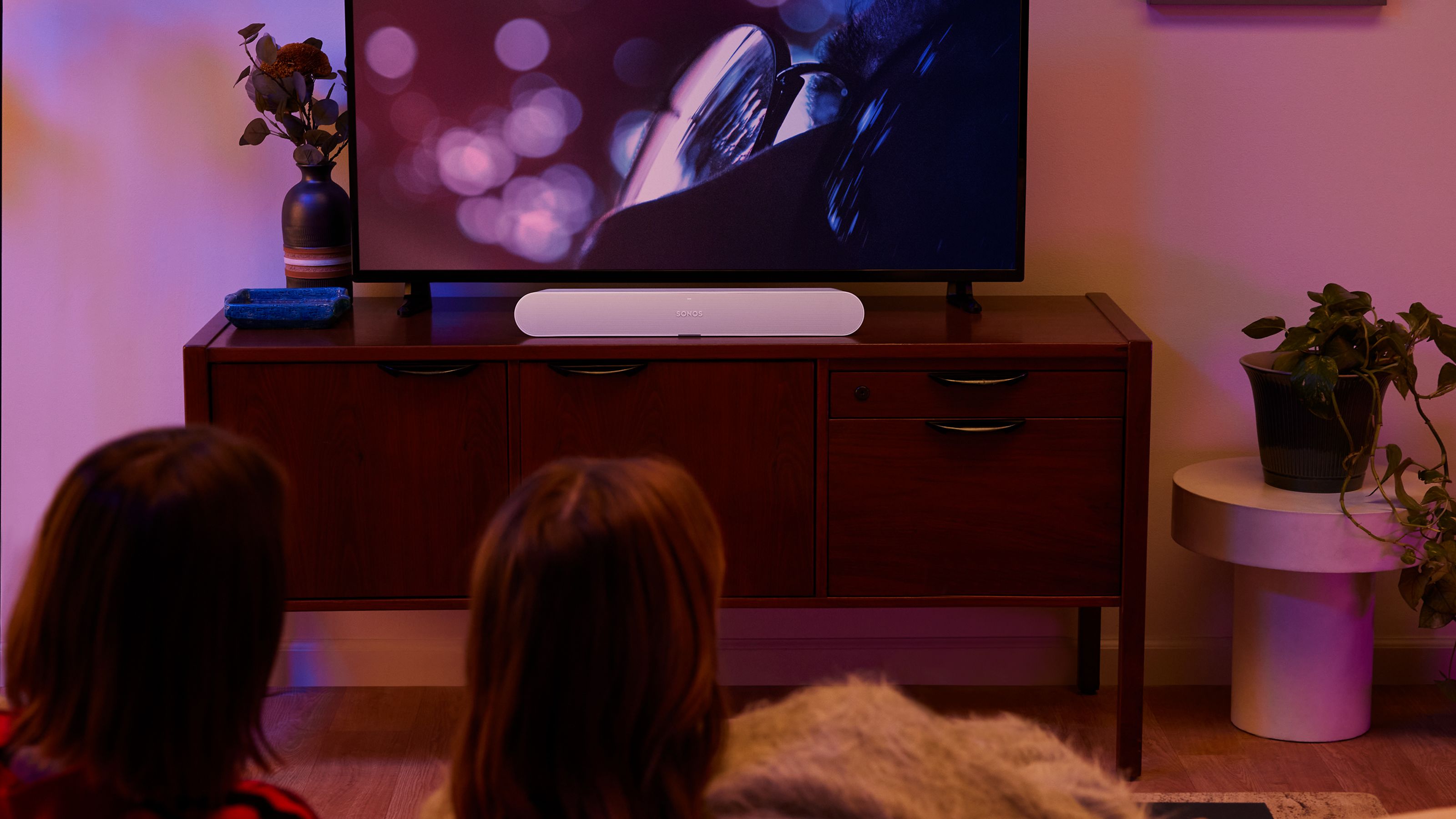 Pariskunta katselee televisiota pimeässä