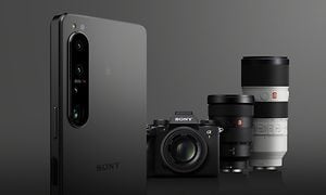 Sony Xperia 1 IV -puhelin sekä Alph-kamerat ja objektiivit taustalla
