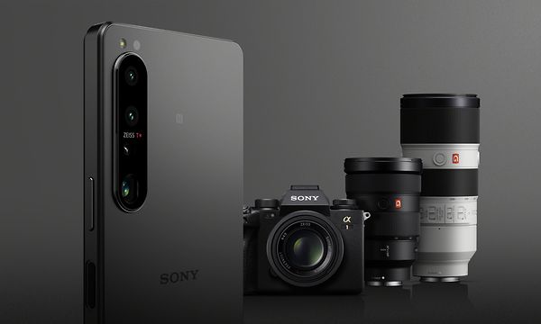 Sony Xperia 1 IV -puhelin sekä Alph-kamerat ja objektiivit taustalla