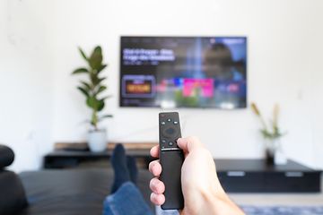 TV-kaukosäädin ja televisio