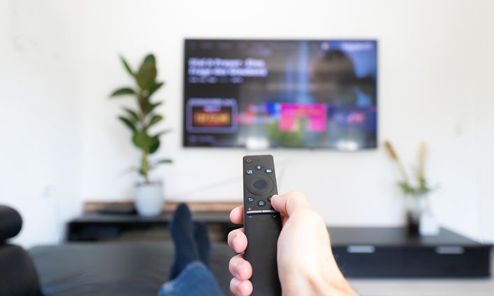 TV-kaukosäädin ja televisio