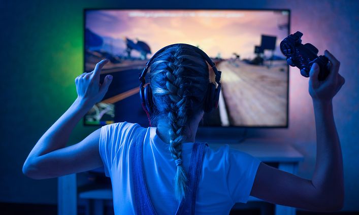 TV - Gamer-tyttö pelaamassa