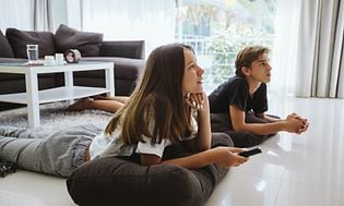 TV - Nuori tyttö ja poika katsovat yhdessä televisiota