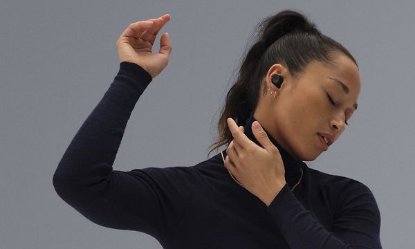 Nainen kuuntelee musiikkia Sennheiser Momentum TW3 -kuulokkeilla ja tanssii sen tahtiin