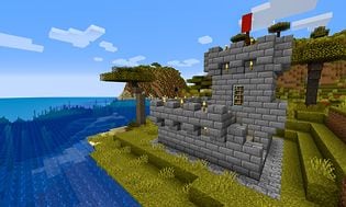 Kuvakaappaus Minecraft-pelistä, jossa pieni linna meren rannalla