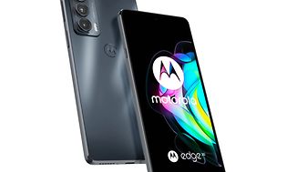 Kaksi Motorola Edge 20 -puhelinta vastakkain