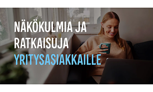 Nainen istuu sohvalla ja hymyilee kahvikuppi kädessä ja kannettava sylissä ja teksti näkökulmia ja ratkaisuja