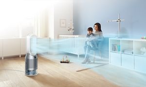 Dyson-ilmanpuhdistin lastenhuoneessa sekä lapsi äidin sylissä