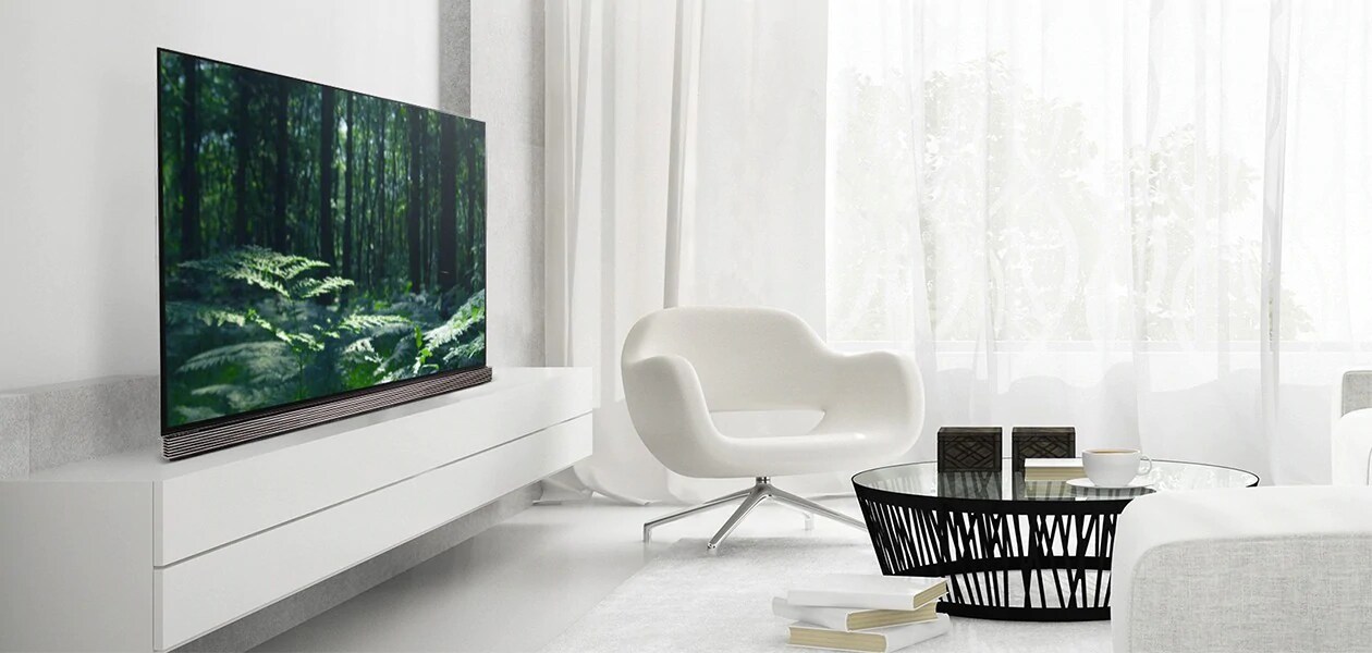 OLED LG TV vaaleassa olohuoneessa