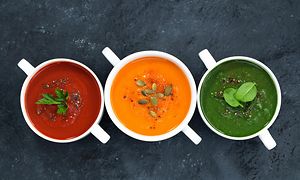 Kulhollinen punaista, vihreää ja oranssia keittoa