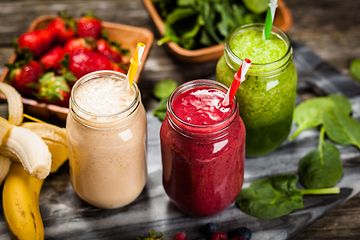 Kolme lasillista smoothieta ja hedelmiä