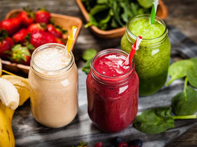 Kolme lasillista smoothieta ja hedelmiä