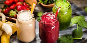 Kolme lasillista smoothieta ja hedelmiä