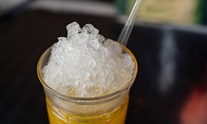 Lasillinen kylmää juomaa jäämurskalla