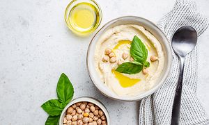 Hummuskulho, jonka ympärillä on kikherneitä