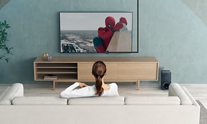 Sony-Nainen katselee Spiderman-elokuvaa sohvalla
