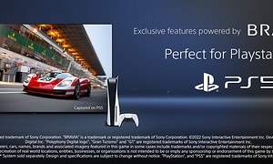Sony-TV Gran Turismo -pelillä ja PS5-konsoli