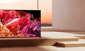 Sony-X95K-televisio televisiopöydällä olohuoneessa