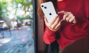 Älypuhelin - Nainen käyttää kädessään olevaa iPhone 13 -puhelinta
