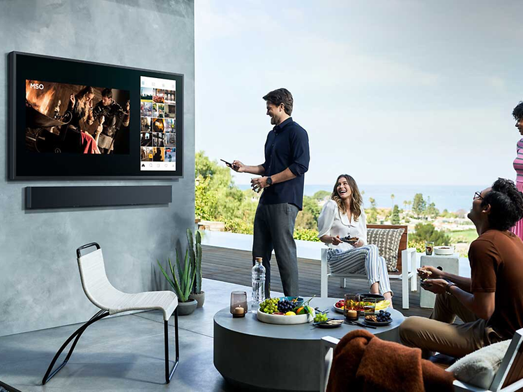 Samsung - Ulkona aikaansa viettävät ihmiset katsovat The Terrace -televisiota